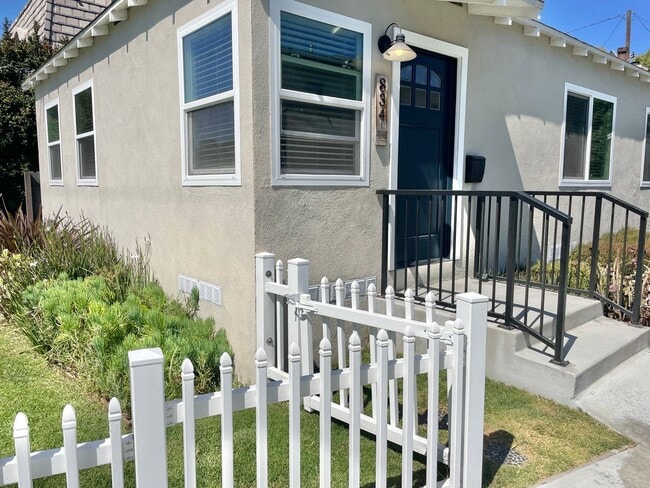 Photo - Large Private Yard, New Flooring & Free Laundry in Renovated 1BD Unidad 834