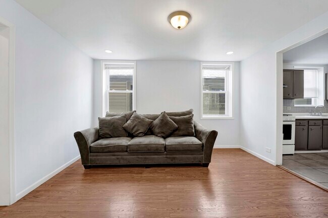 Photo - 465 W 27th St