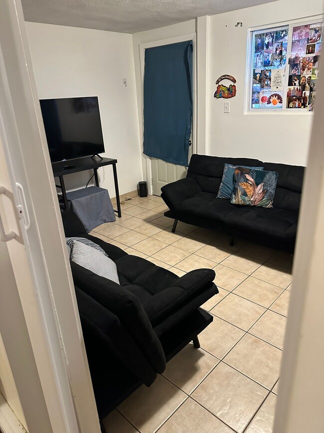 Photo - 206 Paris St