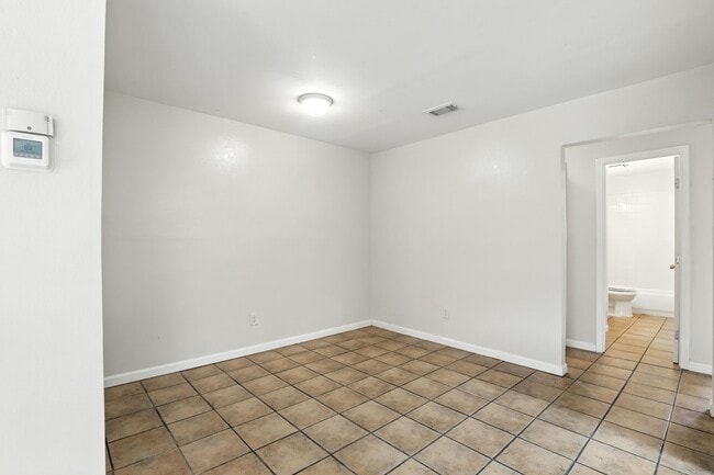 Building Photo - 8611 Valley Ledge Dr