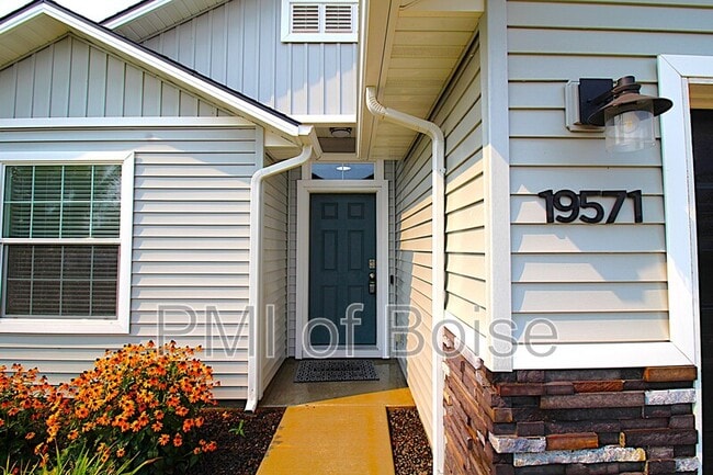 Photo - 19571 Newhall Pl