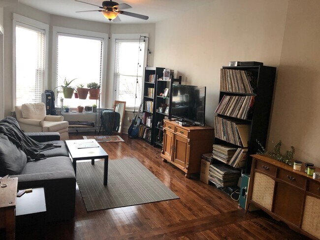 Building Photo - 908 N Western Ave Unit 2F Rental