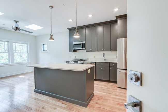 Building Photo - 512 Whittier St NW Unit #2 Rental