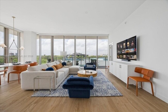 Photo - 2678 Tigertail Ave Unidad 501