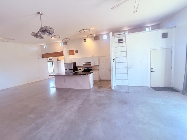 Building Photo - 421 E Lester St Rental