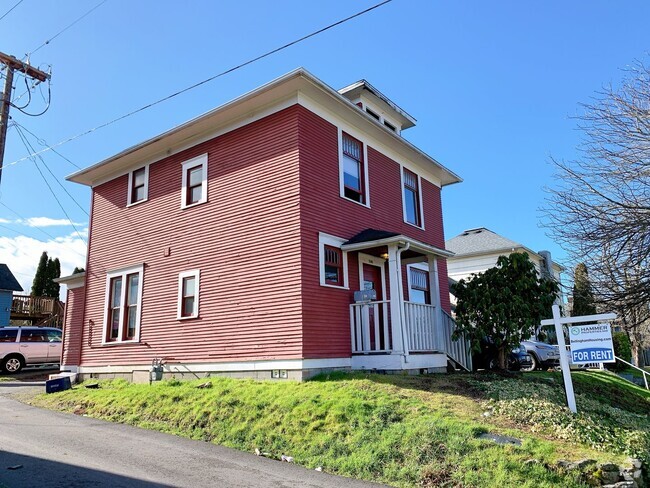 Building Photo - Spacious 4 bdrm/2.5 bath near WWU Rental