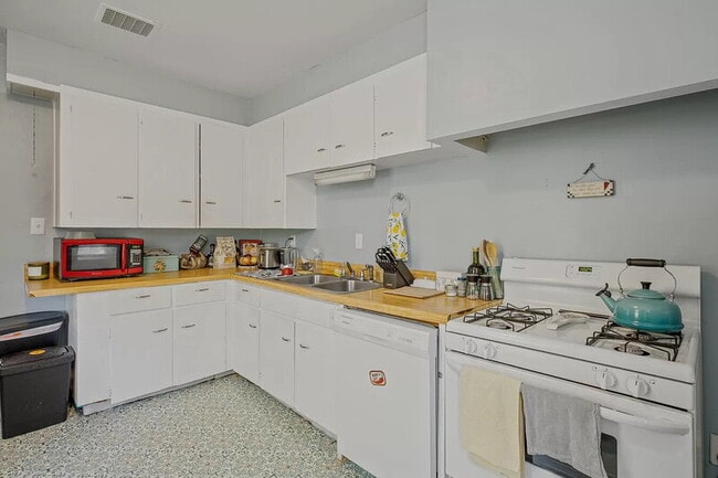 Building Photo - 514 Crescent St NE Unit 2