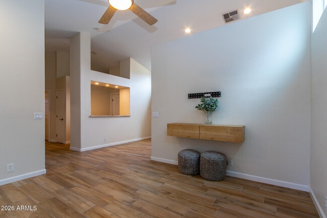 3226 E Wahalla Ln