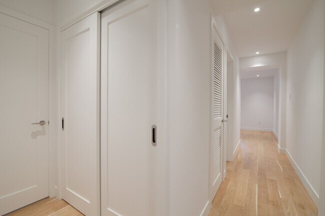 Photo - 4715 Chem. Queen Mary Unit 37