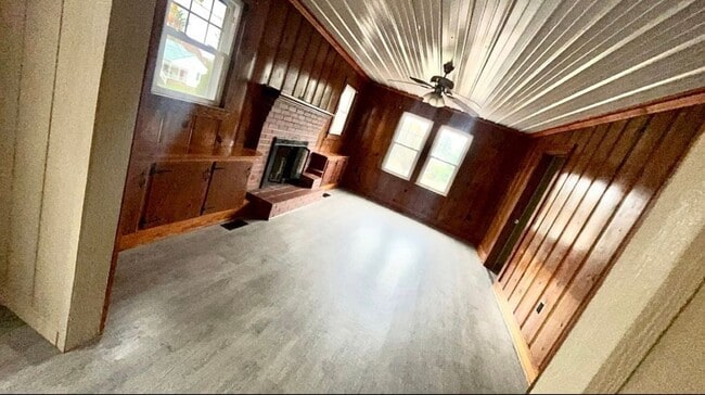 Photo - Spacious 3 Bed, 2 Bath Home with Basement, Garage & Large Yard in Cave City!