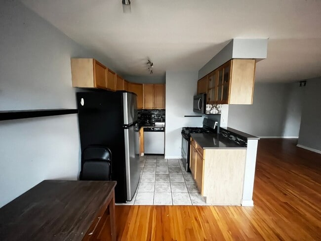 Photo - Spacious Updated 1 Bed / 1 Bath in Prime Rogers Park Location – In-Unit Laundry! Unit 2424 W Estes #3F