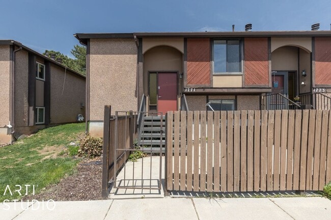 Fully Renovated 4-Bedroom Townhome in Prim... - Fully Renovated 4-Bedroom Townhome in Prim...