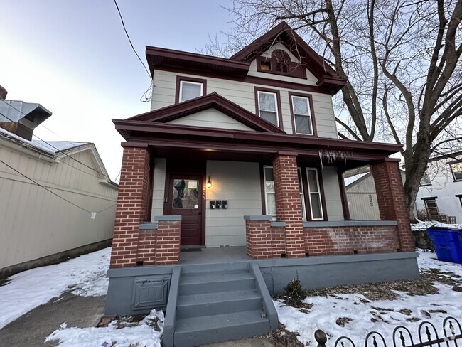 Building Photo - 229 S B St Unit 2 Rental