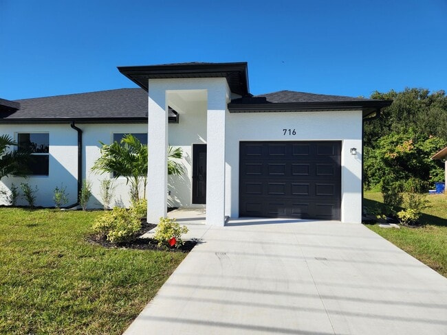 Building Photo - 716-718 Gilbert Ave S Unit 716 Gilbert Ave S