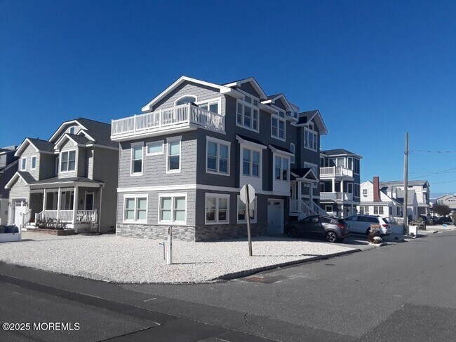 Photo - 130 E 31st St