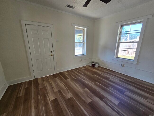 Photo - 709 W 44th St