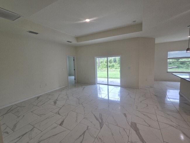 Photo - Large 4 Bed 3 Bath with 2 Car Garage-LEHIG...