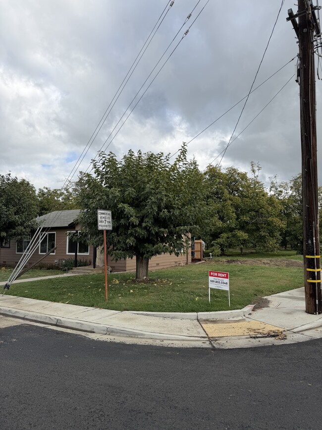 Photo - 910 E Tulare Ave