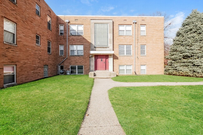 Building Photo - "Charming 2-Bedroom Retreat with Hardwood Elegance in Indianapolis" Unit 10