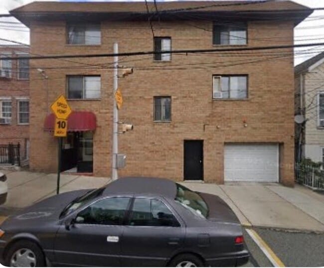 Building Photo - 230 68th St Unit 10