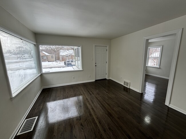 Photo - 575 Durbin St