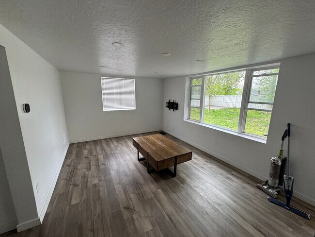 Photo - 1147 E Blaine Ave Unit Rear