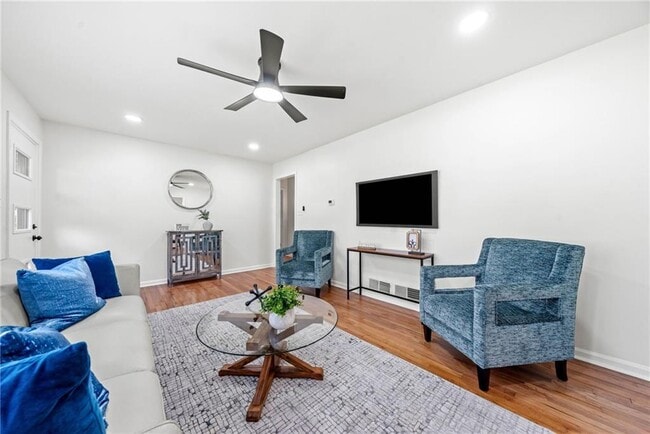 Photo - 801 N Evelyn Pl NW