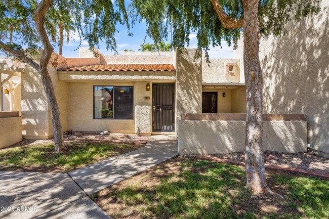 719 E Lola Dr