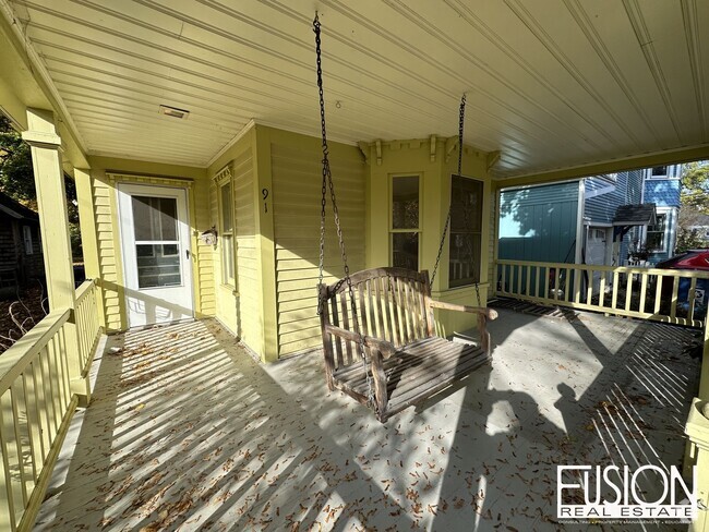 Building Photo - MOVE-IN OFFER! Spacious 3-Bedroom Home Clo...