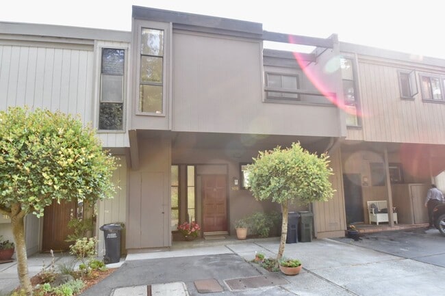 Upgraded Townhouse With Water Views! - Upgraded Townhouse With Water Views!