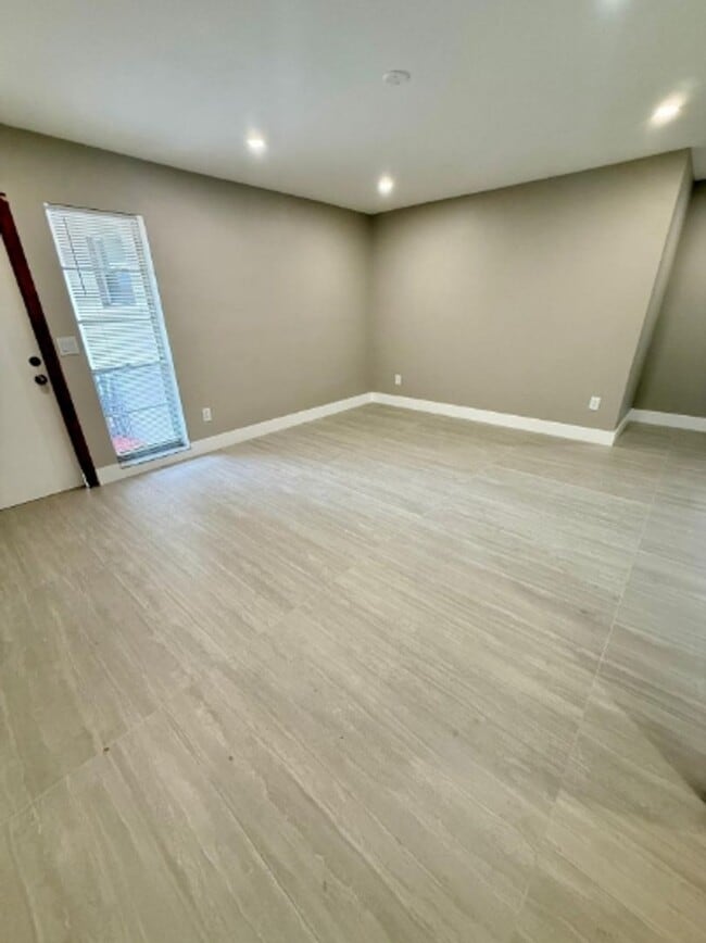 Photo - 3931 SW 51st St Unit B