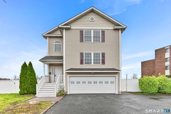 Building Photo - 1180 Main St