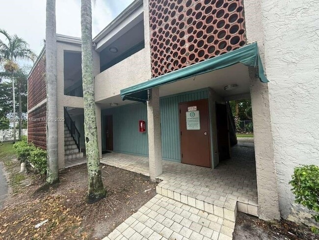 Building Photo - 4220 Inverrary Blvd Unit 99B Rental