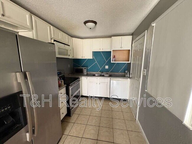 Photo - 3125 N Gladstone Ave