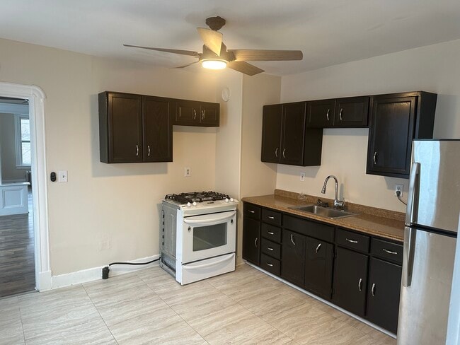 Kitchen w/Stove & Fridge - 66 Rochelle St Unit 66 Rochelle St.