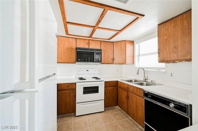 Building Photo - 3823 S Maryland Pkwy Unit J7