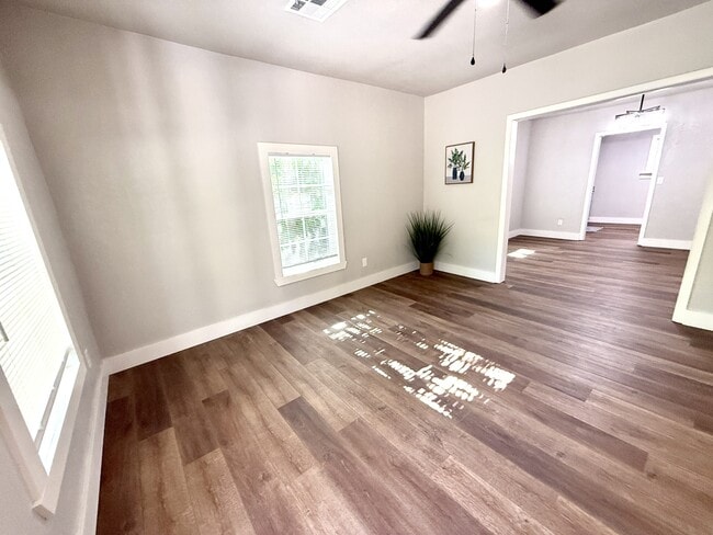 Photo - 721 Roff St NE