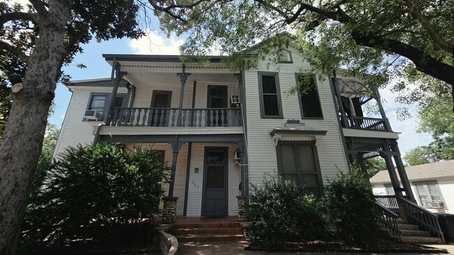 Building Photo - **Government Hill ~ Efficiency** Unit #7