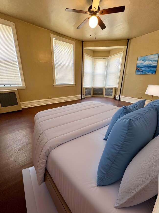 Photo - Spacious 2-Bedroom Apartment in Cathedral ... Unit 3