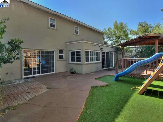 Photo - 3813 Lake Ontario Dr