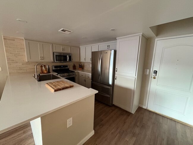 Eat-In Kitchen - 4750 Templeton St Unit 1201