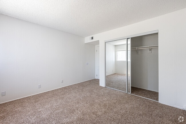 2BR, 2BA - 900SF - Closet