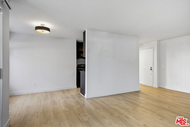 Photo - 1352 S Carmelina Ave Unidad 101