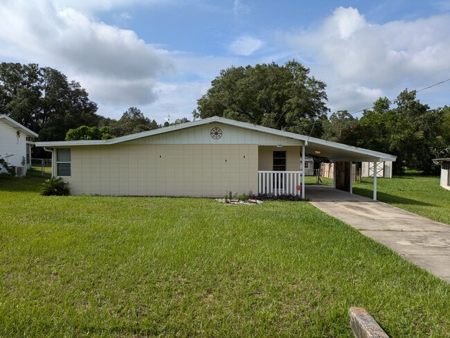 2/2 fenced in yard located in RAINBOW LAKE... - 2/2 fenced in yard located in RAINBOW LAKE... House