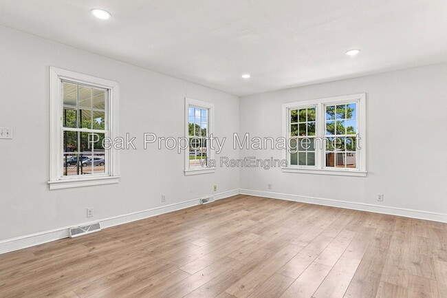 Photo - 2958 Winston Churchill Dr
