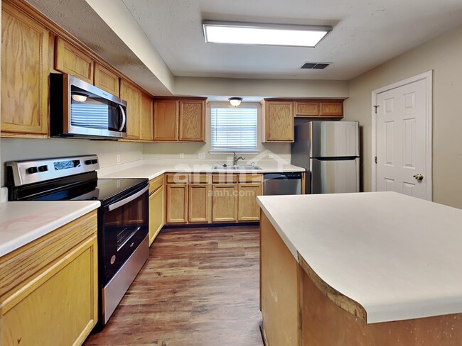 Photo - 913 Tom Hailey Blvd