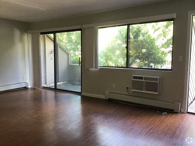 Building Photo - 1465 E Putnam Ave Rental