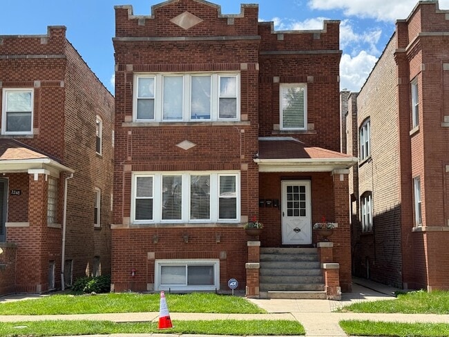 Building Photo - 2252 N Laramie Ave Unit G