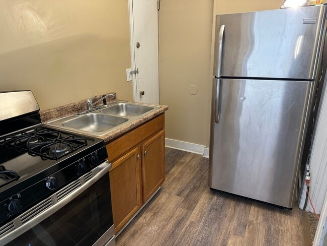 Building Photo - 487 Alexander St