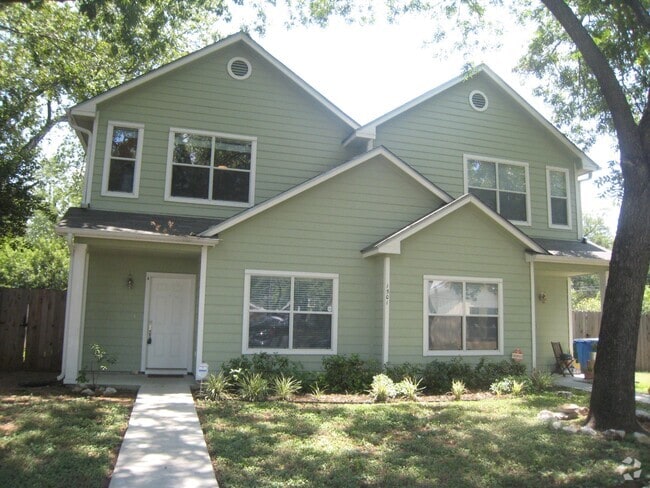 Duplex on extra large lot - 1501 E 3rd St Unit B Rental